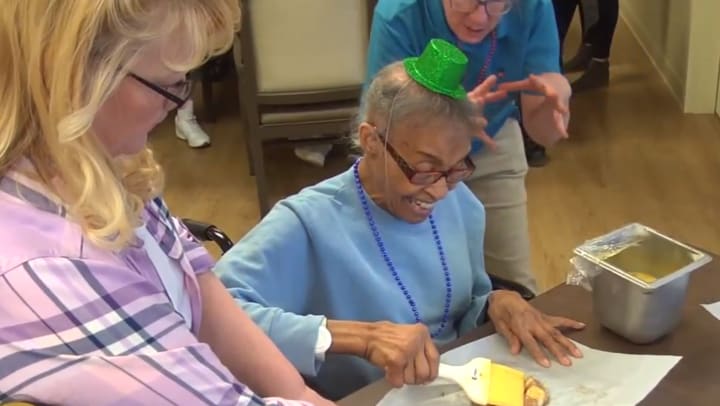 Memory Care residents in Oak Lawn IL celebrate Mardi Gras